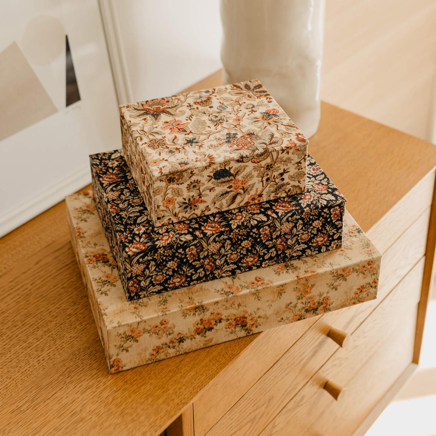 Innocence - Elegant handmade memory box with fabric lining